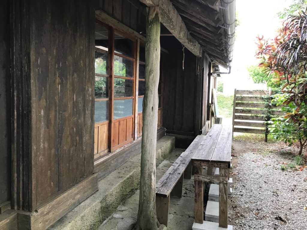 屋外, 建物, テーブル, 歩道 が含まれている画像

自動的に生成された説明