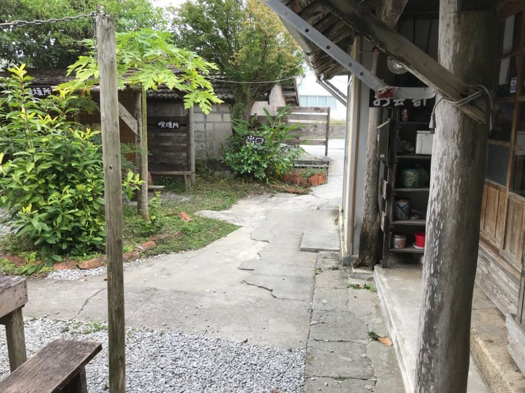 屋外, 建物, 歩道, 座る が含まれている画像

自動的に生成された説明